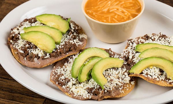 Tostaditas de Picadillo y Aguacate